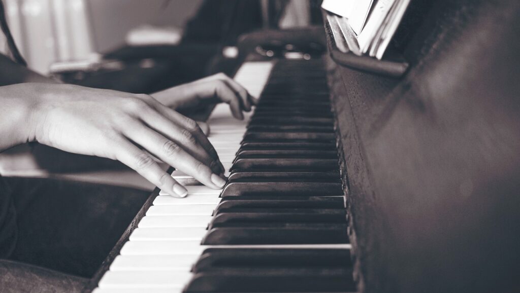 piano, keyboard, black and white-2592963.jpg